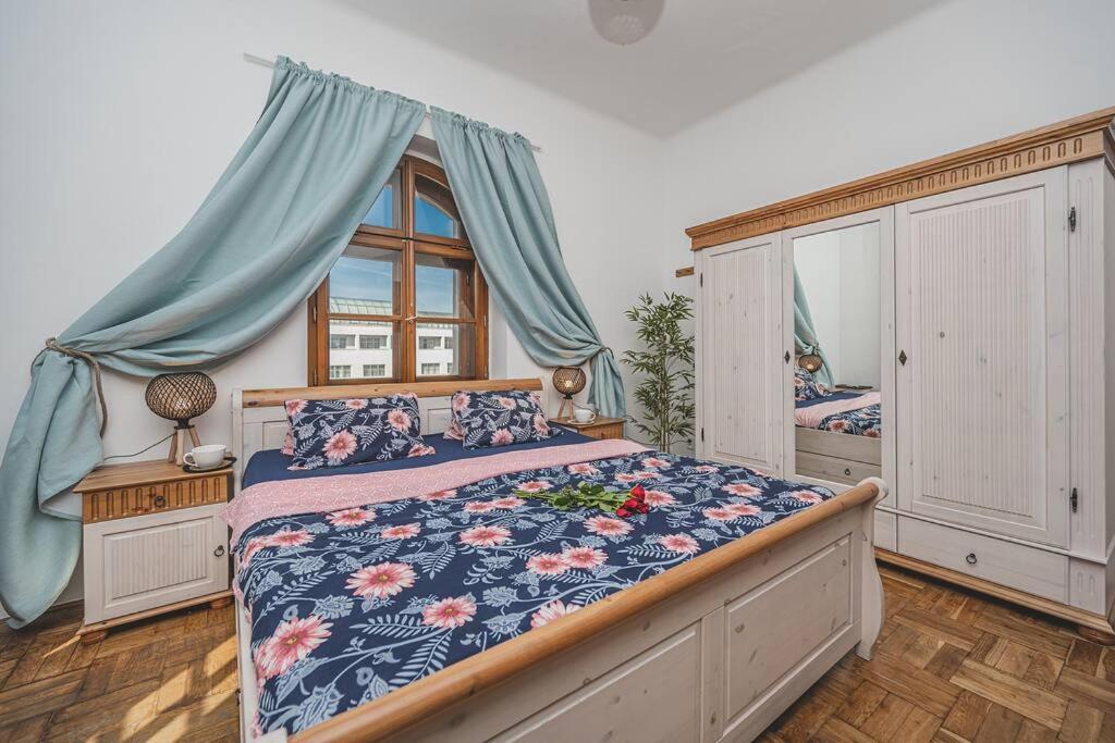 Carolina'S Romantic Apartment Hradec Králové Esterno foto